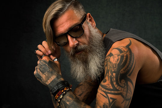 Portr&auml;t eines coolen Bikers mit Sonnenbrille