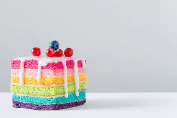 Fotobehang regenboogcake op witte achtergrond © Maya Kruchancova