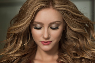 Naklejka premium beautiful girl with lush hair and gorgeous makeup 