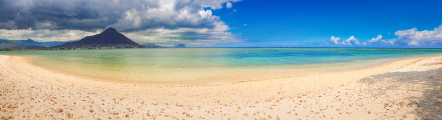 Fototapeta na wymiar Sandy tropical beach. Beautiful landscape. Panorama.