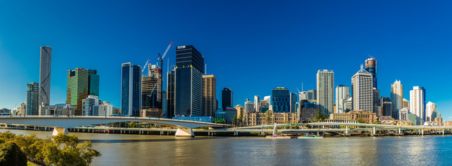 BRISBANE, AUSTRALIA AUG 12 2018: Panoramic view of Brisbane from South Bank over the river. - obrazy, fototapety, plakaty