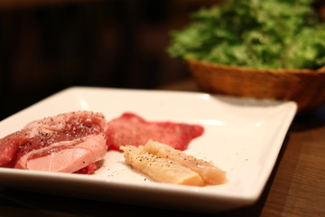 焼肉の盛り合わせと野菜