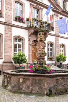 Ribeauvillé. Fontaine place de l'Hôtel de ville. Haut Rhin, Alsace. Grand Est