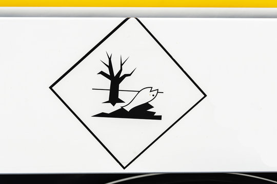 Schild Umweltgef&auml;hrdende Stoffe nach ADR 2009 an einem LKW