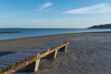 早朝の静かな海とベンチ　瀬波海岸
