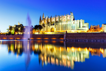 Fototapeta na wymiar Kathedrale Catedral de Palma de Mallorca Kirche Spiegelung Abend Reise Reisen Spanien