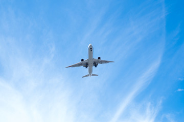 飛行機 下から見上げたイメージ