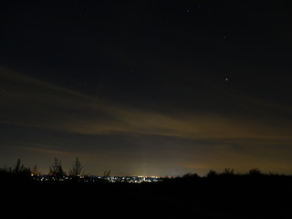 Stadt in der Ferne bei nacht
