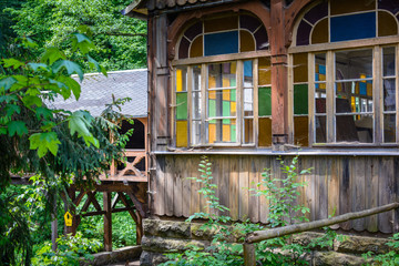 Fototapeta na wymiar Altes Holz Bauwerk Haus bunte Fenster