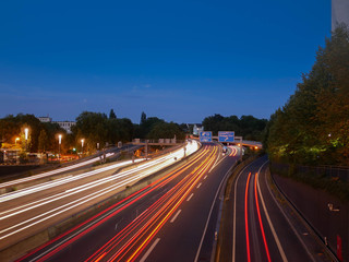 Fototapeta na wymiar Mitten durch Essen, Nachtaufnahme des Verkehrs auf der Autobahn A52