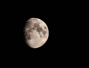 Mondaufnahme kurz vor Vollmond