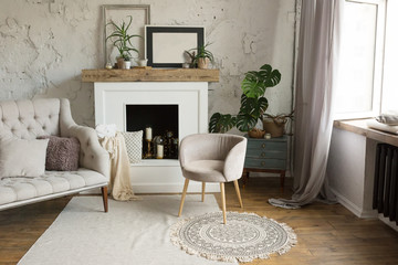 Obraz premium Wnętrze przytulnego salonu w nowoczesnym stylu z kominkiem