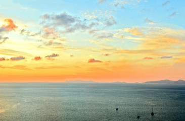 Obraz premium Ocean with sunset and colorful sky for wallpaper or postcard.