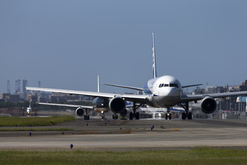 Fototapeta na wymiar 福岡空港の離陸待ちの飛行機