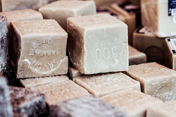 Cubes de savons sur un marché