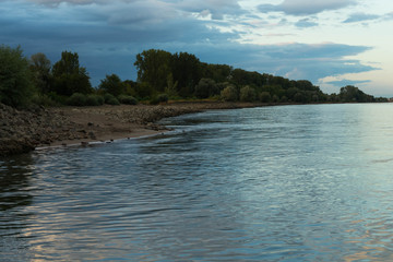 rhein in der abendstimmung
