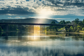 pont sous les nuage avec le soleil