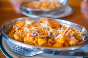 macaroni and cheese with tomato sauce