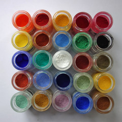 Farbige Pigmente in kleinen Glasfläschchen