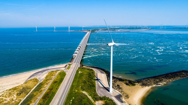 Küstenaufnahme aus der Luft mit der Drohne der Deltawerke als Damm in Zeeland Oosterschelde als Hintergrund