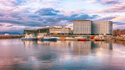 Trondheim, Norvège : la vue de l& 39 hôtel Clarion et de la jetée Brattoera pendant le coucher du soleil coloré