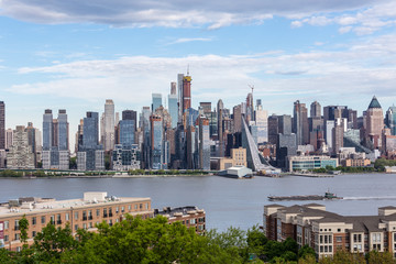 Obraz premium New York City midtown Manhattan skyline panorama view from Boulevard East Old Glory Park over Hudson River.