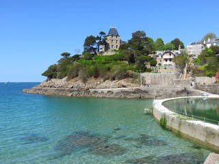 Dinard en Bretagne, vue sur les villas de la pointe du Moulinet, sur la côte d'émeraude (France)