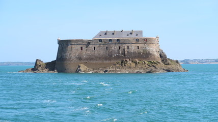 Îlot et fort de la Conchée en pleine mer, à Saint-Malo en Bretagne (France)