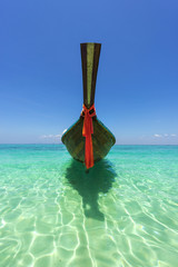 Longtailboot auf Bamboo Island bei Krabi, Thailand