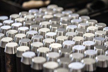 Obraz premium glänzende Bolzen in der Fertigung