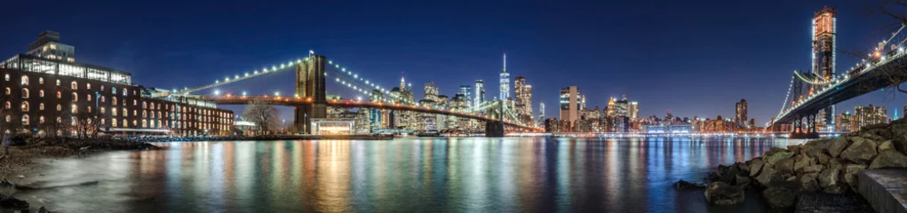 Foto op Plexiglas The skyscrapers of Lower Manhattan, the Brooklyn Bridge and the Manhattan Bridge in evening with the East River (panoramic). New York City © Francois Roux
