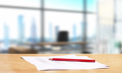 Büro mit Schreibtisch und Rotstift