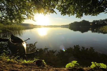 idylle morgens am See, Kanu am Ufer, Konzept Natur, Abenteuer, Outdoor - obrazy, fototapety, plakaty