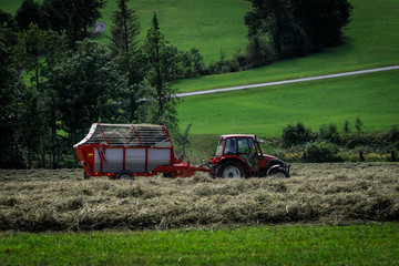 Traktor auf dem Feld bei der Heuernte  