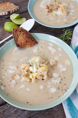 Cremige Suppe mit geroestetem Blumenkohl
