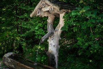 Trinkwasserbrunnen aus Holz in den Tiroler Alpen, Österreich