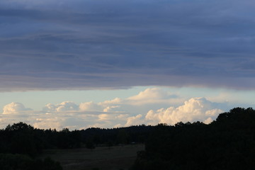 Sonnenaufgang versteckt hinter Gewitterwolken