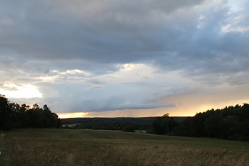 Fototapeta premium Sonnenaufgang versteckt hinter Gewitterwolken