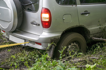 Jeep pulls the car out of the mud.