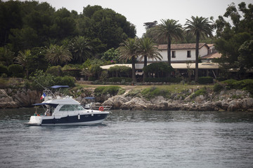 Fototapeta na wymiar Francia, Cannes, barche ormeggiate all'isola di Saint Honorat.
