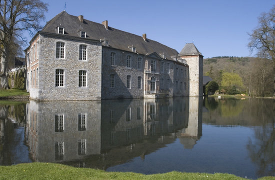 Castel et &eacute;tang