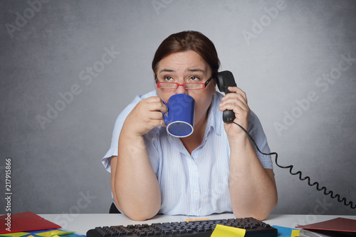 Gratuit Images Femme Ronde Demotivee Au Bureau Stock Photo And Royalty Free dernière salutations