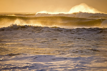Brandung der Nordsee im Abendlicht
