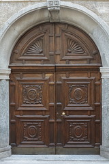 porta  medievale in legno antica con intarsi, italia