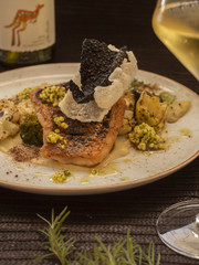 Salmón con papa y vegetales