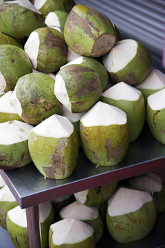 Marktstand mit frischen Kokusn&uuml;ssen