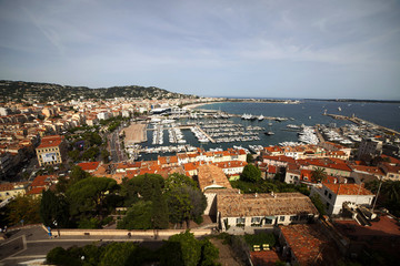 Fototapeta na wymiar Francia,Cannes, il porto turistico e la città.