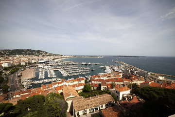 Fototapeta na wymiar Francia,Cannes, il porto turistico e la città.