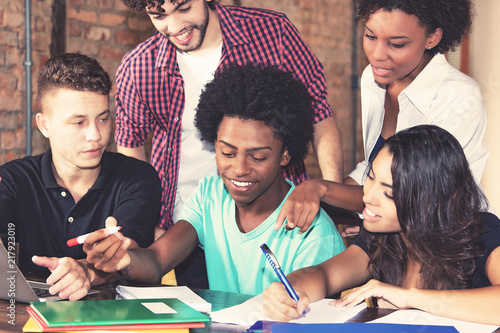 "Internationale Studenten bereiten sich gemeinsam auf Prüfung vor