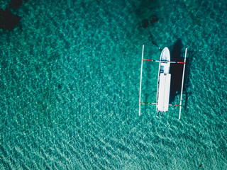 Boot im blauen Meer mit Blick von oben